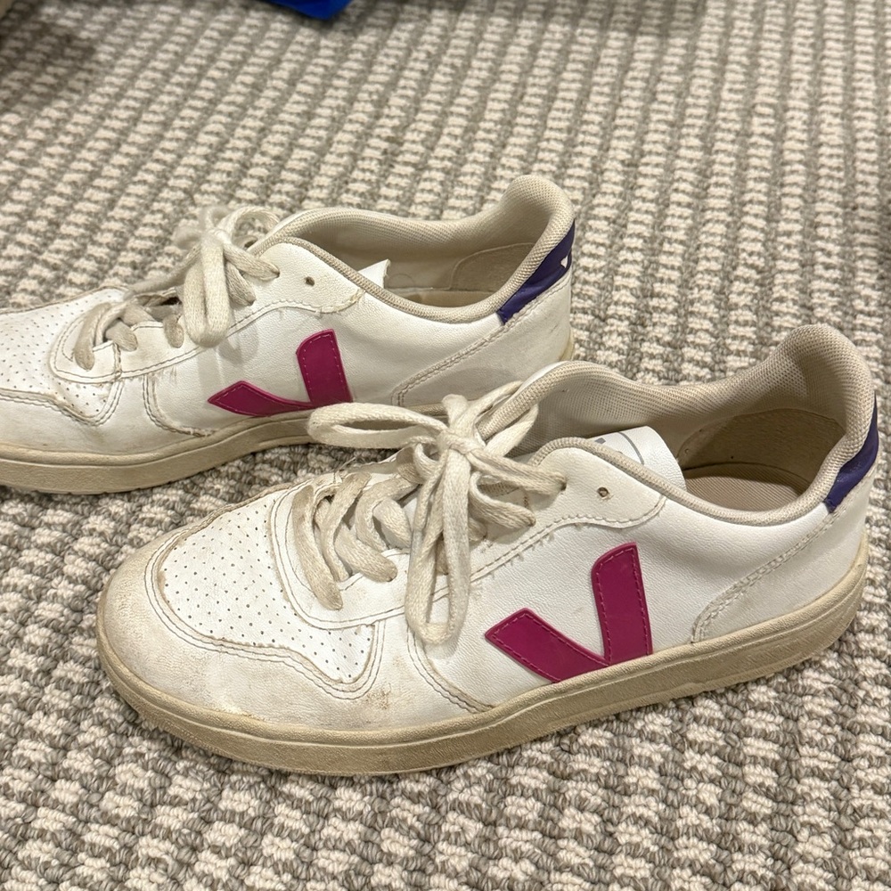 Veja V-10 Sneaker in White & Ultraviolet &
Purple SIZE 8, EUR 39 - Picture 5 of 7